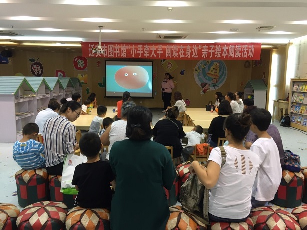 配图一：老师为幼儿讲述各种表情.jpg