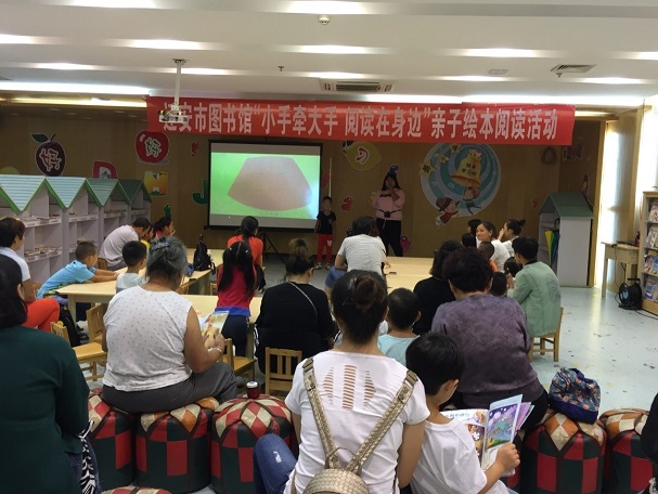 配图二：幼儿上台模仿各种表情.jpg
