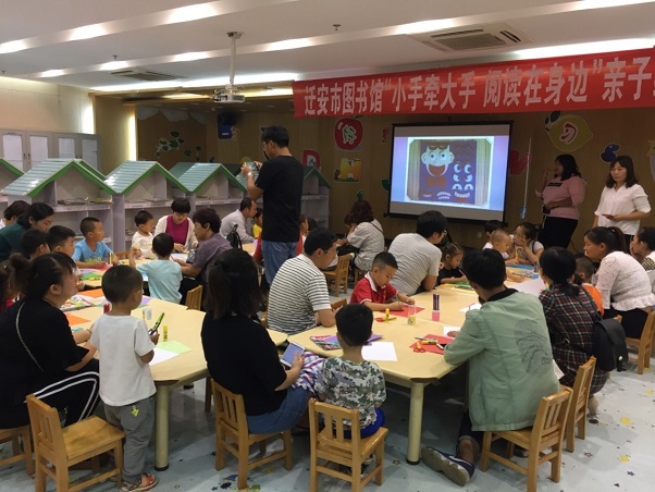 配图三：幼儿及家长一起制作各种各样的脸.jpg