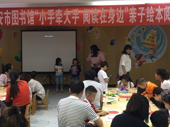 配图四：幼儿展示制作成果.jpg