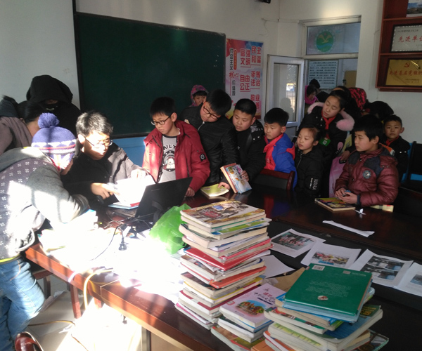 等待借还书的同学排起了长龙1.jpg