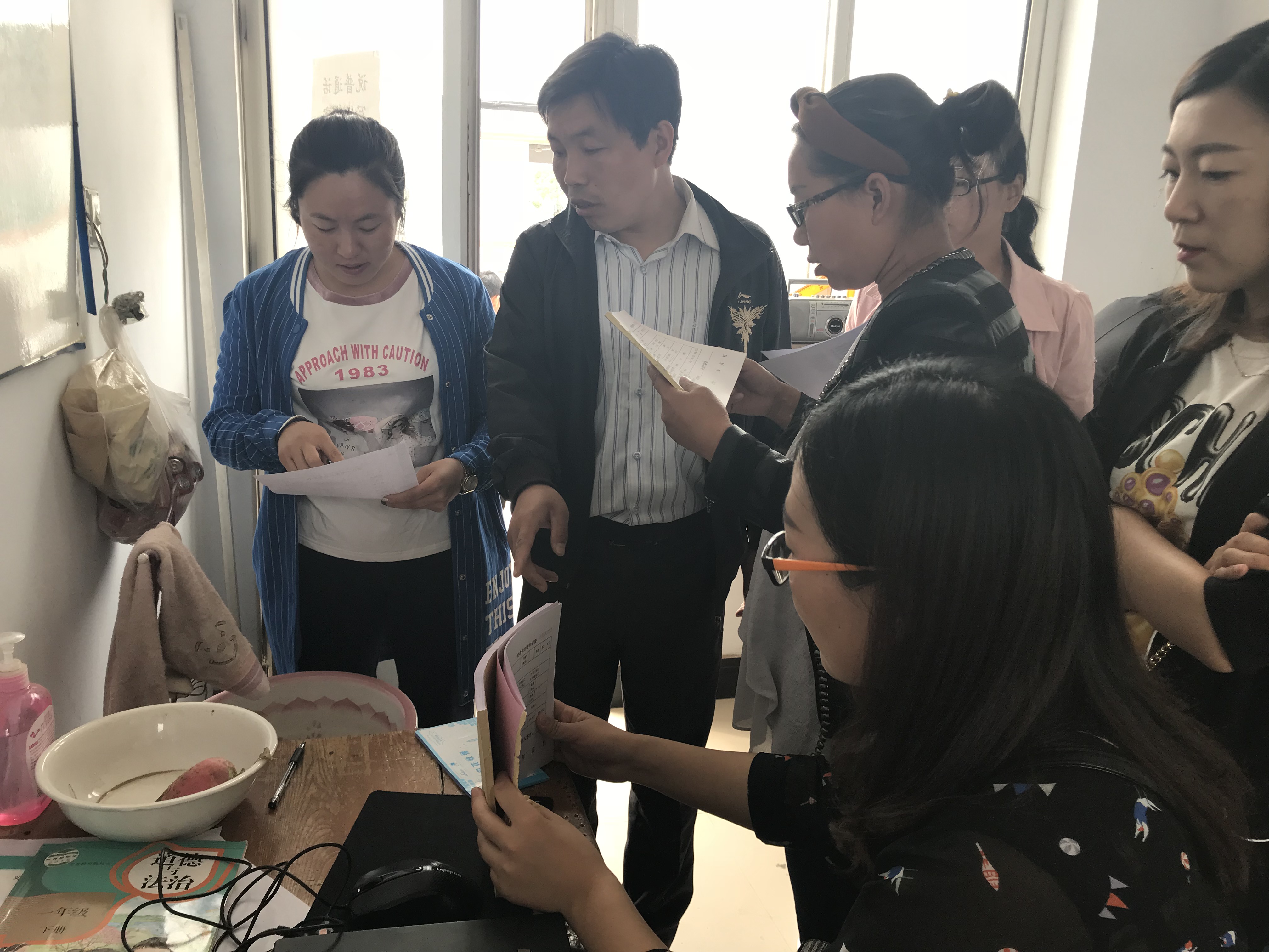 学校老师正在详细询问办卡流程.JPG