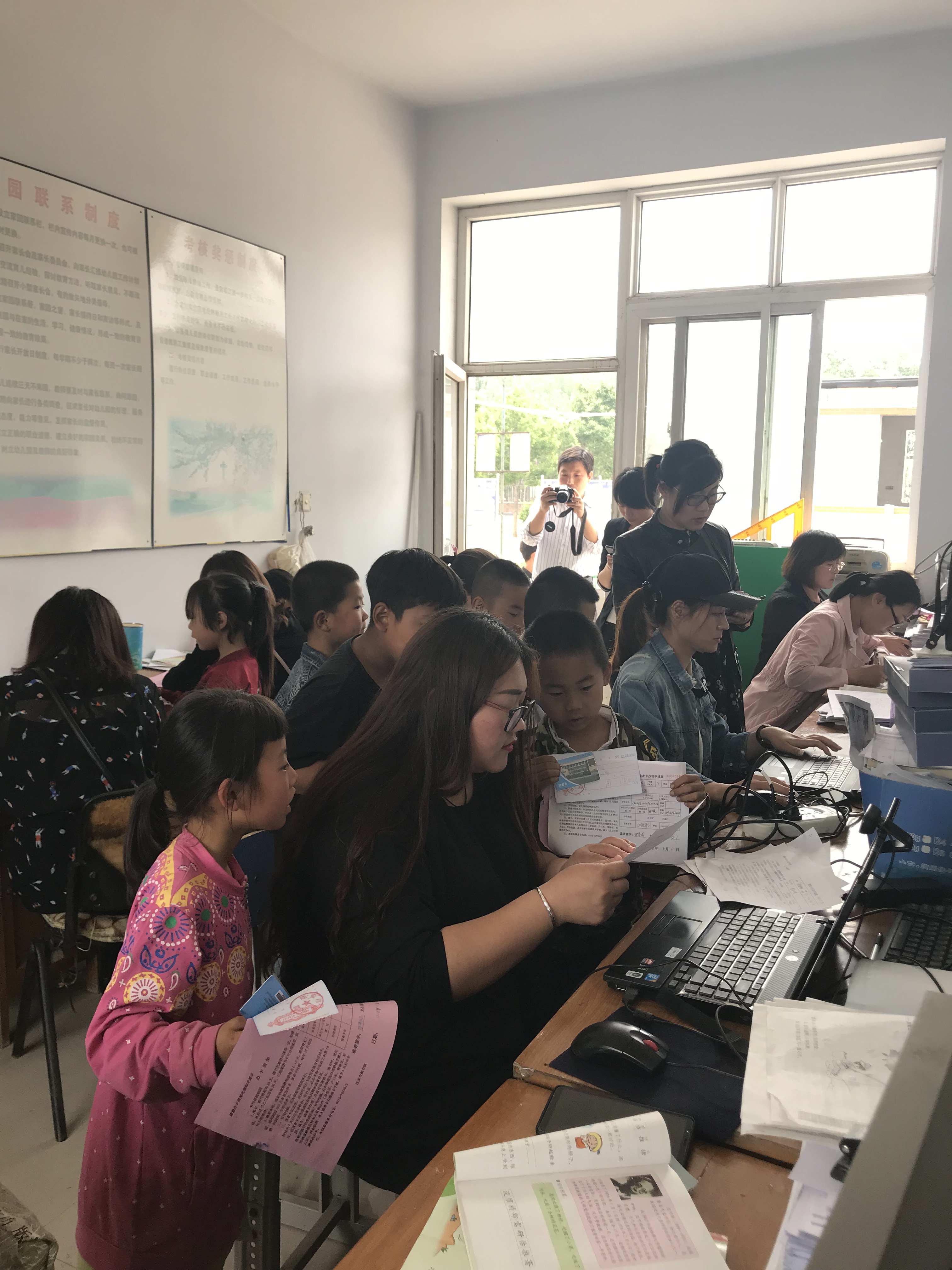 孩子们正在焦急的等待办卡.JPG