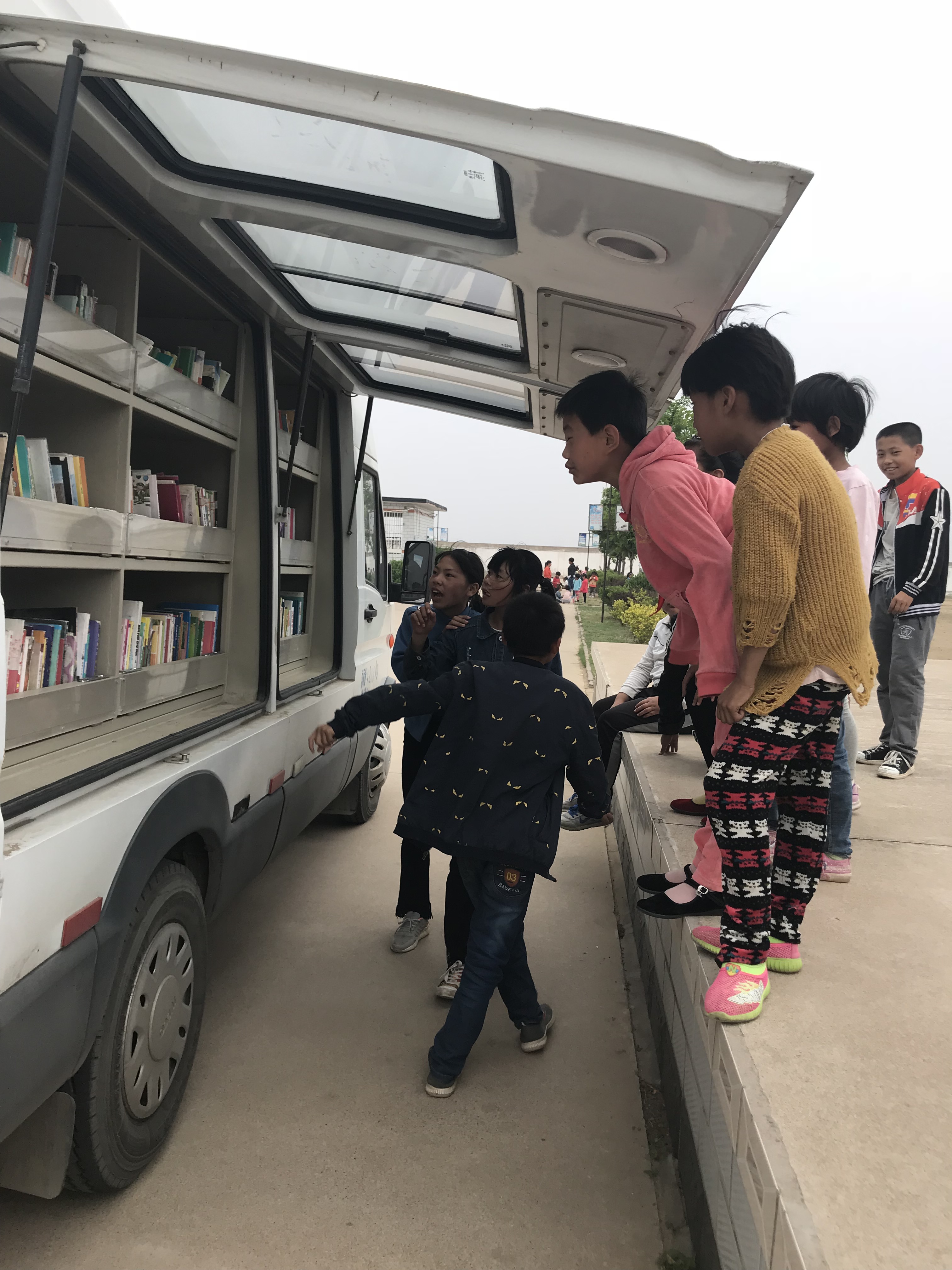 看到车上的图书孩子们露出了惊讶的表情.JPG