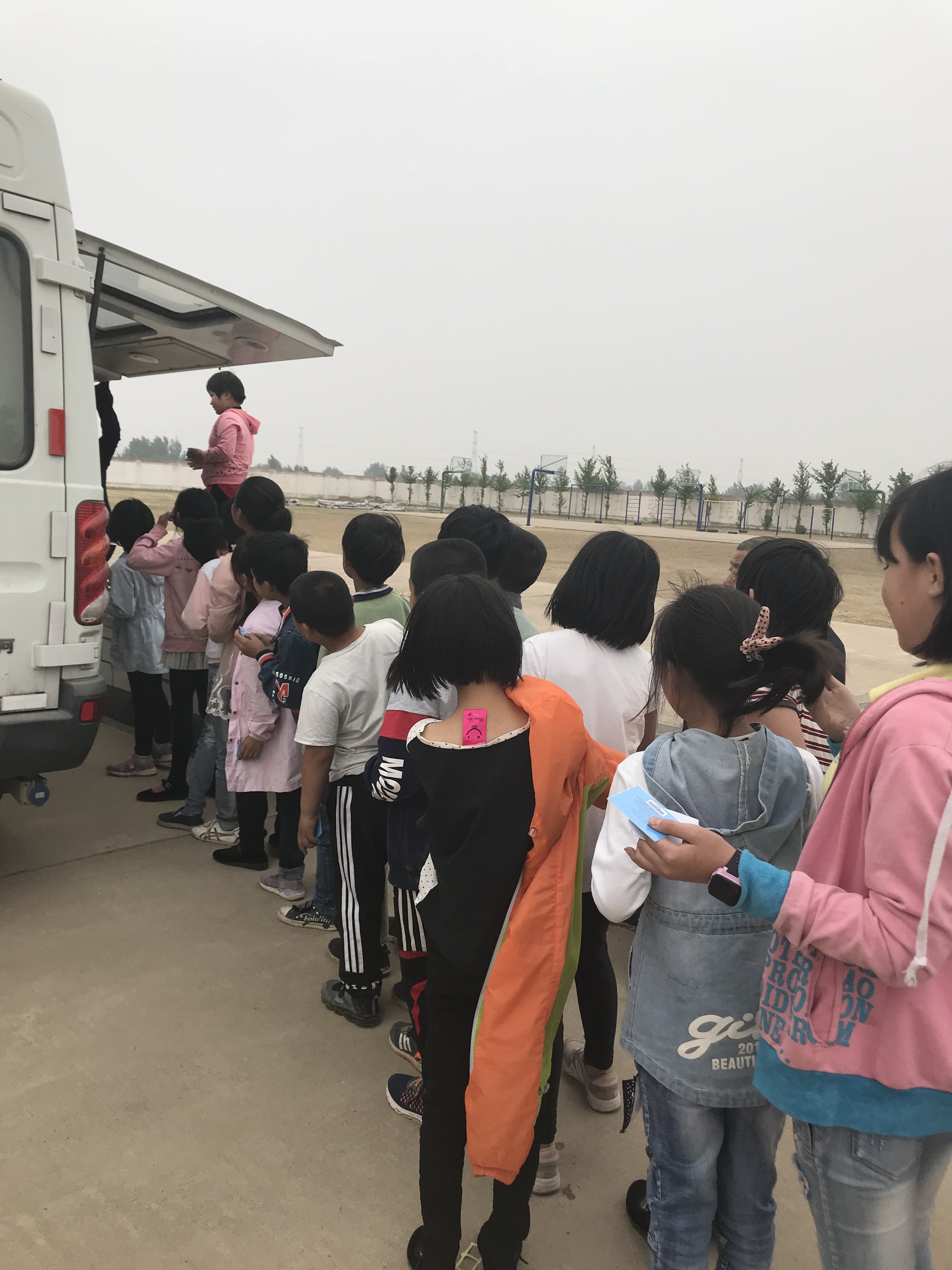 排着整齐的队伍等待借书.JPG