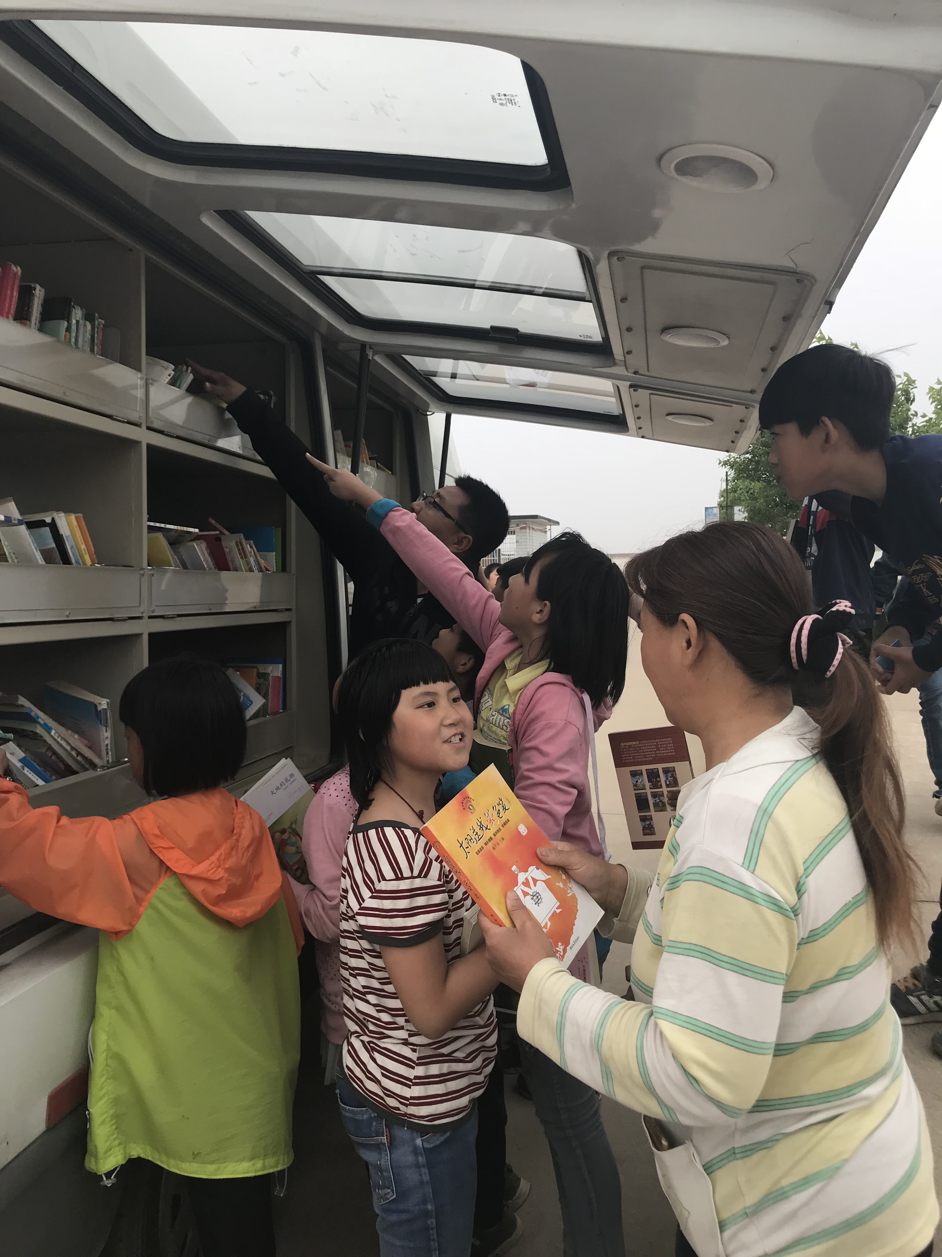 孩子借到自己想看的图书正在高兴的和老师分享.JPG